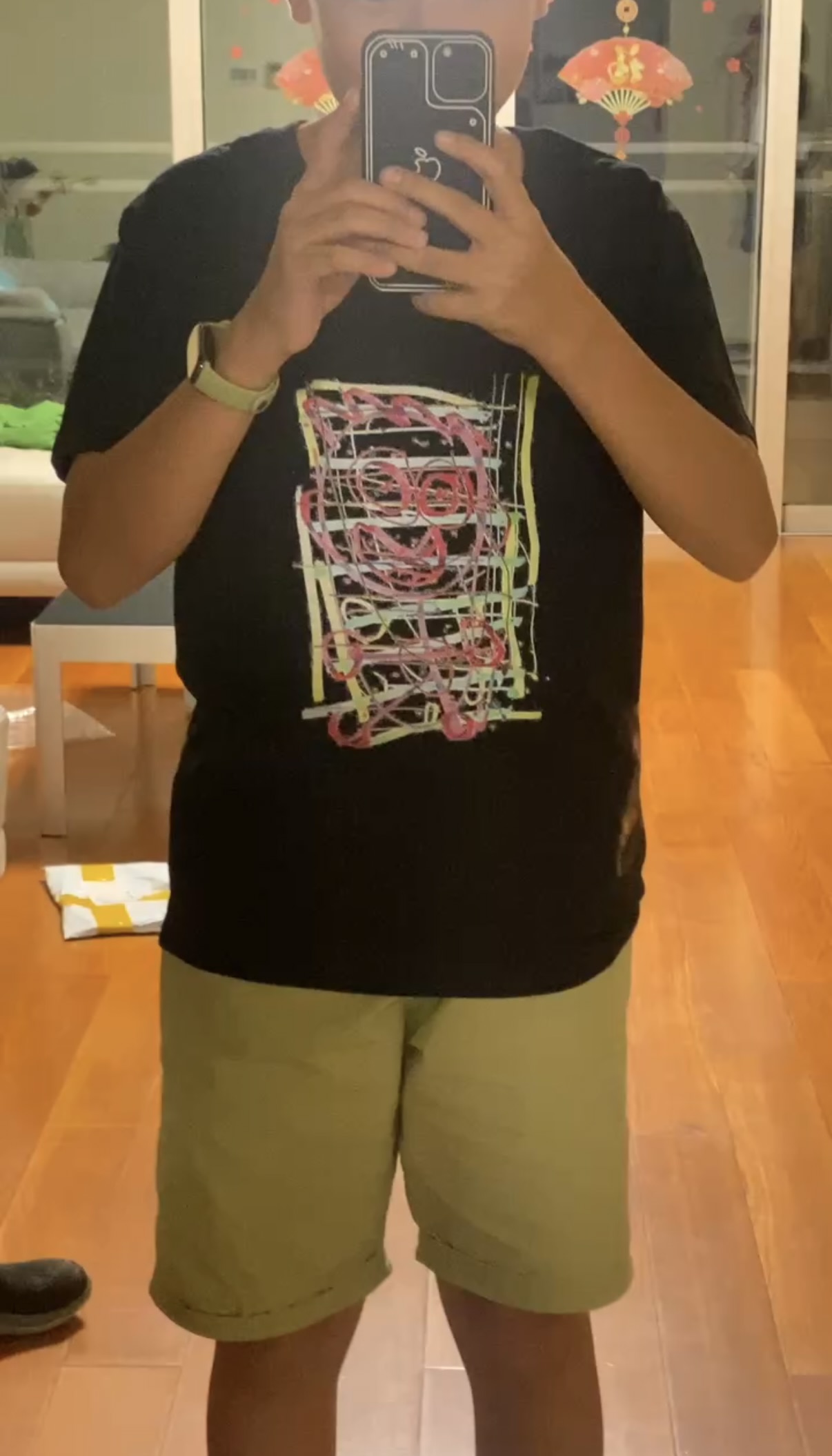 穿着印有自己设计图案的黑色 T 恤